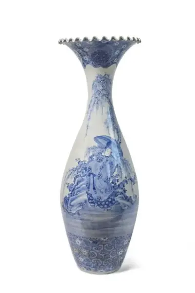 Japon, époque Meiji (1868-1912) Grand vase en porcelaine à décor en émaux bleu-blanc d'élégante… – kavel bij Galerie Moderne, Elsene (Brussel)