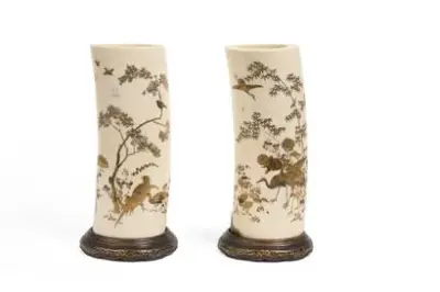 Japon, époque Meiji (1868-1912) Paire de vases rouleaux en ivoire laqué et incrustation de… – kavel bij Galerie Moderne, Elsene (Brussel)