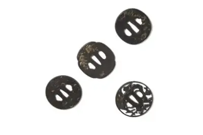 Japon, époque Edo (1603-1868) Lot de quatre tsuba en – kavel bij Galerie Moderne, Elsene (Brussel)