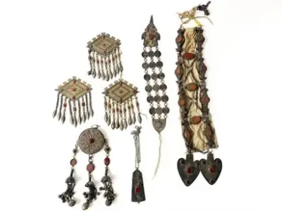Turkménistan, XIXe siècle Lot comprenant deux colliers – kavel bij Galerie Moderne, Elsene (Brussel)