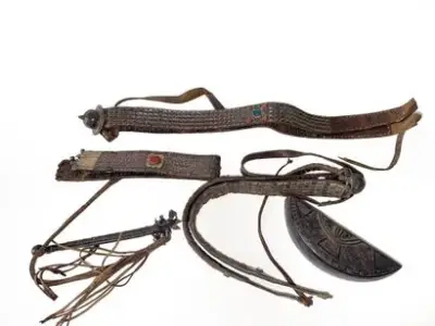 Turkménistan, XIXe siècle Lot comprenant trois ceintures – kavel bij Galerie Moderne, Elsene (Brussel)