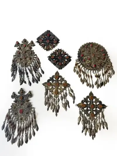 Turkménistan, XIXe-XXe siècle Lot de sept pendentifs – kavel bij Galerie Moderne, Elsene (Brussel)
