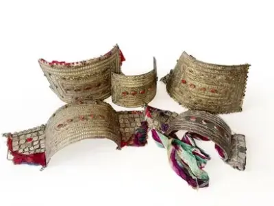 Turkménistan, XIXe-XXe siècle Lot de cinq egme (coiffes nuptiales) en argent ornées de cornalines… – kavel bij Galerie Moderne, Elsene (Brussel)