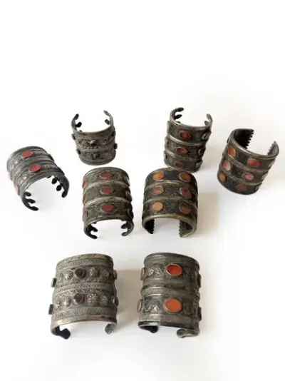 Turkménistan, XIXe siècle Lot de huit bracelets en argent sertis de cornalines Poids brut:… – kavel bij Galerie Moderne, Elsene (Brussel)