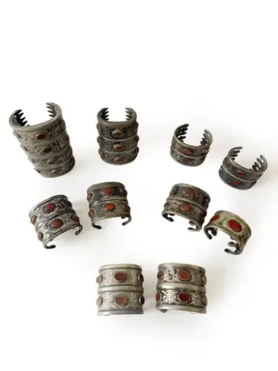 Turkménistan, XIXe siècle Lot de dix bracelets en argent sertis de cornalines Poids brut:… – kavel bij Galerie Moderne, Elsene (Brussel)