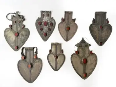 Turkménistan, XIXe - XXe siècle Lot de sept pendentifs asyk en argent ornés de… – kavel bij Galerie Moderne, Elsene (Brussel)