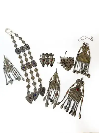 Turkménistan, XIXe siècle Lot comprenant trois pendentifs – kavel bij Galerie Moderne, Elsene (Brussel)