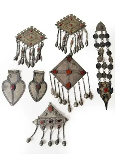 Turkménistan, XIXe siècle Lot composé de quatre pendentifs – kavel bij Galerie Moderne, Elsene (Brussel)