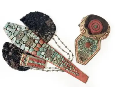 Tibet, XIXe siècle Lot comprenant un Perak et une coiffes – kavel bij Galerie Moderne, Elsene (Brussel)