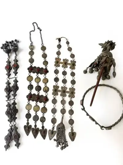 Tibet, XIXe siècle Lot comprenant divers éléments de – kavel bij Galerie Moderne, Elsene (Brussel)