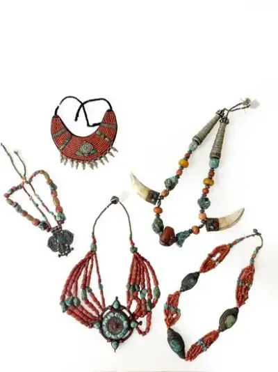 Tibet, XIXe-XXe siècle Ensemble de cinq colliers en – kavel bij Galerie Moderne, Elsene (Brussel)