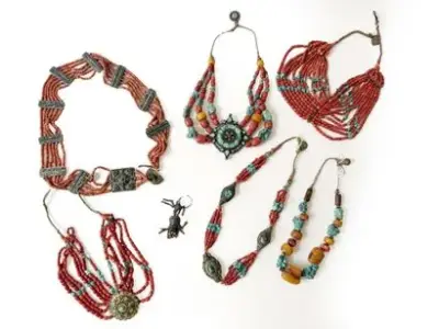 Tibet, XIXe-XXe siècle Ensemble de six colliers en – kavel bij Galerie Moderne, Elsene (Brussel)