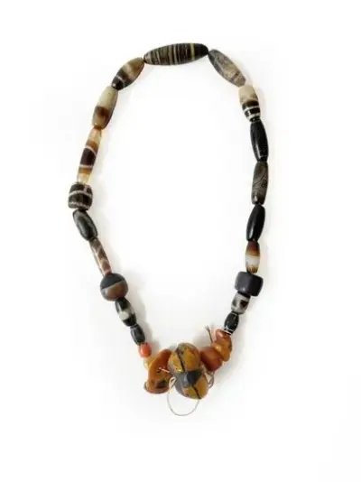 Tibet, XIXe siècle Collier en perles d'agate Dzi, ambre – kavel bij Galerie Moderne, Elsene (Brussel)