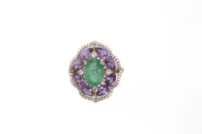 Bague en or rose 14k (585°/°°) centrée d'une émeraude ovale de 2,84 carats entourée… – kavel bij Galerie Moderne, Elsene (Brussel)