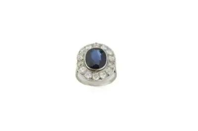 Bague en or blanc 18k (750°/°°) centrée d'un saphir d'environ 4 carats entouré de… – kavel bij Galerie Moderne, Elsene (Brussel)