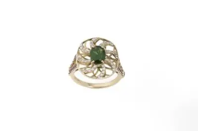Bague en or jaune 14k (585°/°°) centrée d'une diopsite ovale d'environ 1 carat entourée… – kavel bij Galerie Moderne, Elsene (Brussel)