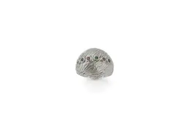 Bague en platine sertie de pierres colorées Doigt: 49 Poids brut: 5,2 g Fissurée… – kavel bij Galerie Moderne, Elsene (Brussel)
