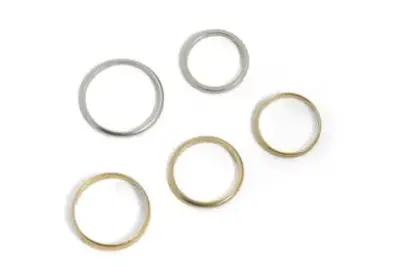 Lot de cinq alliances en or jaune 18k (750°/°°) et blanc 18k (750°/°°) gravées… – kavel bij Galerie Moderne, Elsene (Brussel)
