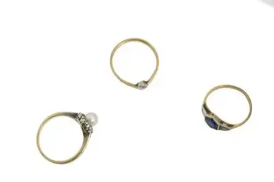 Lot de trois bagues en or jaune et blanc 18k (750°/°°) serties d'un diamant… – kavel bij Galerie Moderne, Elsene (Brussel)