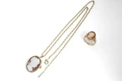 Pendentif et bague en or jaune 18k (750°/°°) sertis de camées Doigt: 52 Poids… – kavel bij Galerie Moderne, Elsene (Brussel)