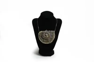 Octave LANDUYT (1922-2024) Collier en or blanc 18k (750°/°°) composé d'une améthyste, d'une opale… – kavel bij Galerie Moderne, Elsene (Brussel)