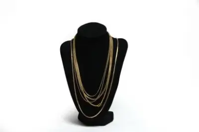 Lot de cinq colliers en or jaune 18k (750°/°°) et 14k – kavel bij Galerie Moderne, Elsene (Brussel)