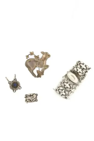 GEORG JENSEN Lot comprenant un bracelet et trois pendentifs en argent Poinçons Georg Jensen,… – kavel bij Galerie Moderne, Elsene (Brussel)