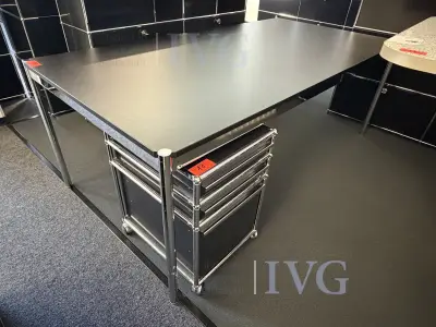 Schreibtisch – kavel bij IVG, Herford
