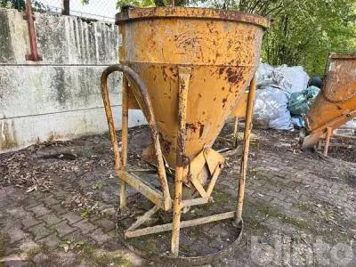 Betonsilo Gerader Auslauf mit Bügel – kavel bij Blinto, Alken