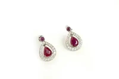 Paire de boucles d'oreilles "Goutte" en or blanc 18k (750°/°°) serties de rubis bleus… – kavel bij Galerie Moderne, Elsene (Brussel)