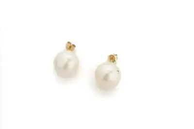 Paire de boucles d'oreilles en or jaune 18k (750°/°°) serties de diamants taille naturelle… – kavel bij Galerie Moderne, Elsene (Brussel)