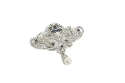 Broche en or blanc 18k (750°/°°) sertie de saphirs, de perles et de brillants… – kavel bij Galerie Moderne, Elsene (Brussel)