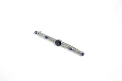 Barette en platine (950°/°°) sertie de cinq saphirs en cabochons et de diamants taille… – kavel bij Galerie Moderne, Elsene (Brussel)