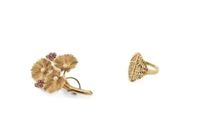 Broche et bague en or jaune 18k (750°/°°) Broche sertie de perles et pierres… – kavel bij Galerie Moderne, Elsene (Brussel)