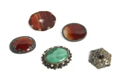 Lot de cinq broches anciennes en pierres dures Dimensions – kavel bij Galerie Moderne, Elsene (Brussel)