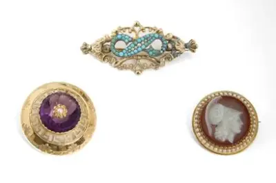 Lot de trois broches en or jaune 18k (750°/°°) et 14k (535°/°°) serties d'une… – kavel bij Galerie Moderne, Elsene (Brussel)