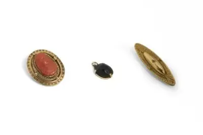 Deux broches et un pendentif Lot comprenant: Un pendentif en or jaune 18k… – kavel bij Galerie Moderne, Elsene (Brussel)