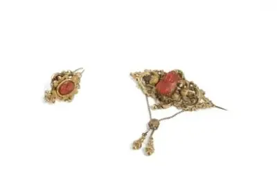 Broche et boucle d'oreille en or jaune 8k (333°/°°) serties de camées en corail… – kavel bij Galerie Moderne, Elsene (Brussel)