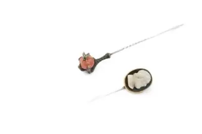 Lot de deux épingles à chapeau en or jaune 18k (750°/°°) serties d'un camée… – kavel bij Galerie Moderne, Elsene (Brussel)