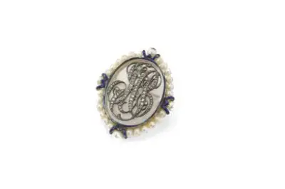 Broche porte-souvenir en or jaune 18k (750°/°°) sertie de diamants et perles 4 x… – kavel bij Galerie Moderne, Elsene (Brussel)