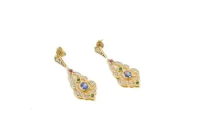 Paire de pendants d'oreilles en or jaune 9k (375°/°°) retenant des saphirs bleus, des… – kavel bij Galerie Moderne, Elsene (Brussel)