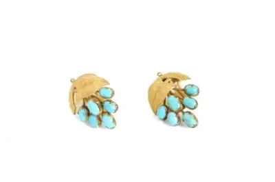 Paire de clips de style Crown Trifari en or jaune 18k (750°/°°) et turquoises… – kavel bij Galerie Moderne, Elsene (Brussel)
