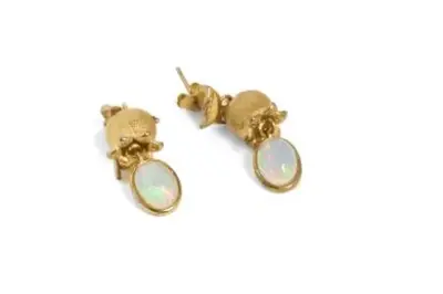Paire de boucles d'oreille en argent plaqué or et opales Poids brut: 4,8 g – kavel bij Galerie Moderne, Elsene (Brussel)