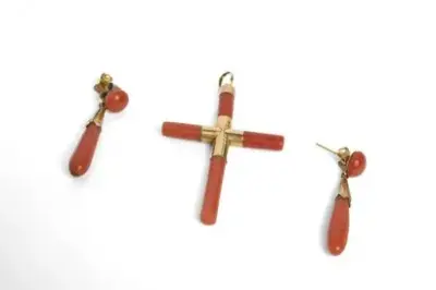 Croix et boucles d'oreilles en corail et or jaune 18k (750°/°°) Poids brut: 8,7… – kavel bij Galerie Moderne, Elsene (Brussel)