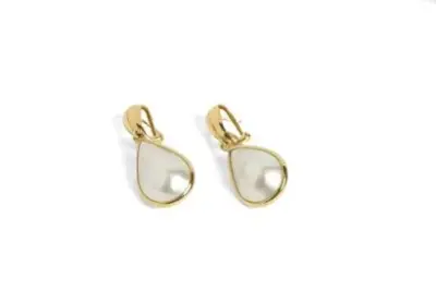 Paire de boucles d'oreilles à clip en or jaune 18k (750°/°°) serties de perles… – kavel bij Galerie Moderne, Elsene (Brussel)
