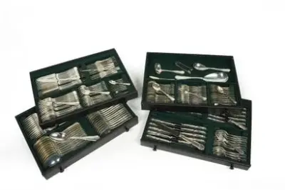 WOLFERS Frères Ménagère en argent comprenant: 11 grands couteaux 11 grandes fourchettes 12 grandes… – kavel bij Galerie Moderne, Elsene (Brussel)