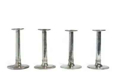 Travail français du début du XIXe siècle Série de quatre bougeoirs en argent Poinçons… – kavel bij Galerie Moderne, Elsene (Brussel)