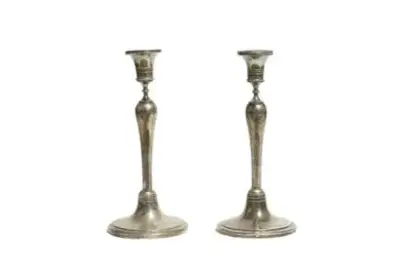 Travail français du XIXe siècle Paire de bougeoirs en argent 950°/°° à décor incisé… – kavel bij Galerie Moderne, Elsene (Brussel)