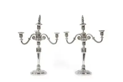 Travail français d'époque Empire Paire de candélabres à quatre Lumières d’époque Empire en argent… – kavel bij Galerie Moderne, Elsene (Brussel)