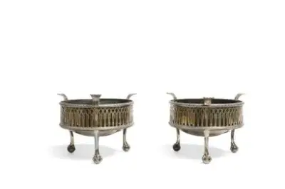 Travail français du début du XIXe siècle Paire de réchauds tripodes en argent décorés… – kavel bij Galerie Moderne, Elsene (Brussel)